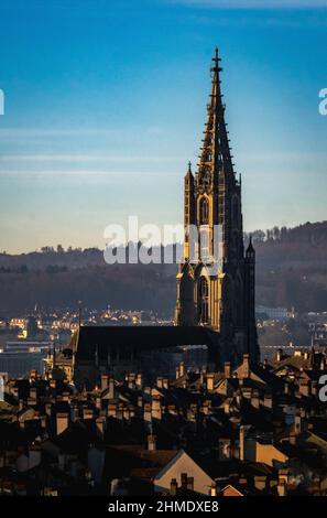 Le 'Berner Münster', le bâtiment central de la vieille ville historique de Berne dans le Switerland, avec cheminée des bâtiments de la ville en premier plan Banque D'Images