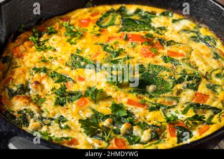 Frittata aux œufs et épinards faits maison avec feta Banque D'Images