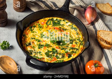 Frittata aux œufs et épinards faits maison avec feta Banque D'Images