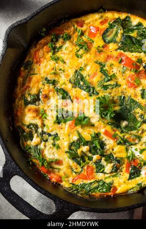 Frittata aux œufs et épinards faits maison avec feta Banque D'Images