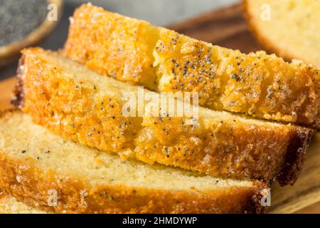 Pain de poppyseed sucré fait maison avec une glaze d'orange Banque D'Images