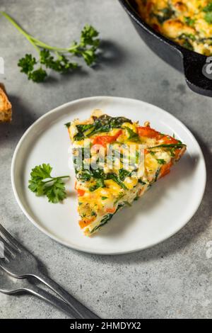 Frittata aux œufs et épinards faits maison avec feta Banque D'Images