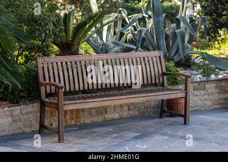 Paysage urbain. Banc rectangulaire en bois, dans le parc, un endroit pour se détendre Banque D'Images