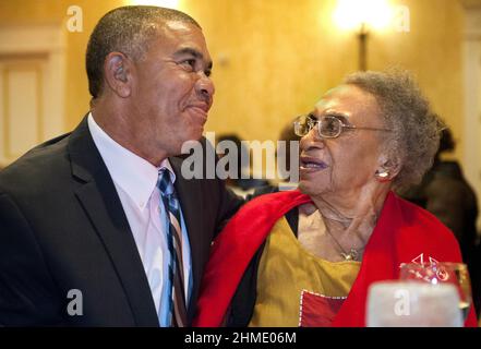 WILLIAM Lacy Clay, Jr. (À gauche) salue le procureur des droits civils Frankie Freeman avant de prononcer le discours d’ouverture du quotidien national funeral dire Banque D'Images