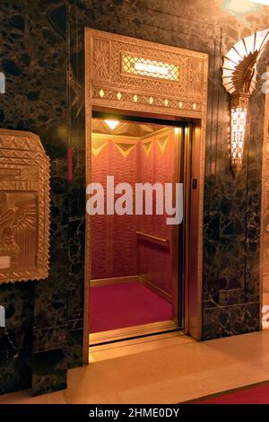 Ascenseur art déco dans un bâtiment North LaSalle, Chicago, Illinois Banque D'Images