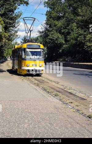 Ancien tramway jaune classique dans la rue de la ville. Nikolaev, Ukraine - septembre 2019 Banque D'Images