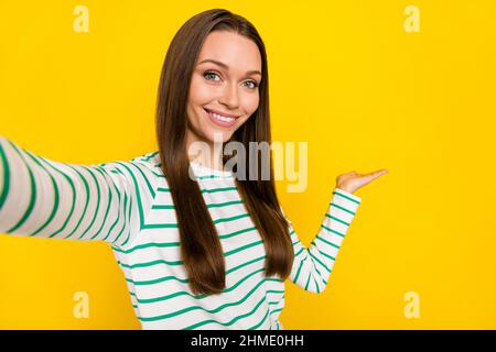 Photo de drôles douce dame habillée chemise rayée enregistrement vidéo invitant espace vide isolé couleur jaune fond Banque D'Images