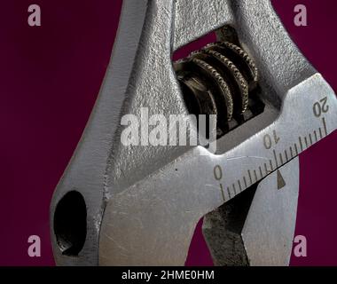 Clé à singe Macro Shot fond violet Banque D'Images