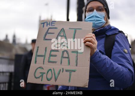 Londres, Royaume-Uni. 09th févr. 2022. Un manifestant a vu tenir un écriteau exprimant son opinion devant les chambres du Parlement à Westminster, pendant la manifestation.des manifestants anti Tory et anti gouvernement se sont rassemblés à Westminster au cours de l'hebdomadaire PMQ (questions du Premier ministre) (photo de Thomas Krych/SOPA Images/Sipa USA) crédit: SIPA USA/Alay Live News Banque D'Images