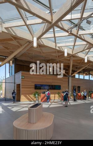 Comptoirs de billetterie. Royal Horticultural Society Visitor Centre, Worsley, Salford, Royaume-Uni. Architecte : Hodder & Partners, 2021. Banque D'Images