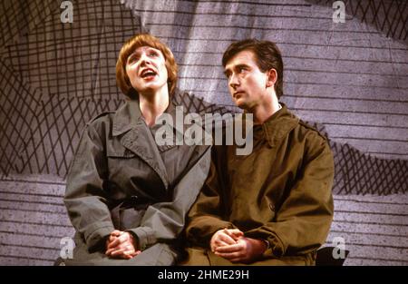 Christina Matthews (Jill Kemp), Denis Lawson (Jim Lancaster) dans MR CINDERS par Clifford Gray & Greatrex Newman au Fortune Theatre, Londres WC2 27/04/1983 une production King’s Head Theatre Club des paroles supplémentaires par Leo Robin Music par Vivian Ellis & Richard Myers Set design: Norman Coates costumes: Marty Flood chorégraphe: Kenn Oldfield directeur: Tony Craven Banque D'Images