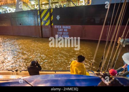 Un diaporama de textes est projeté sur le côté du «Gem caché» pendant la manifestation.la protestation de la rébellion océanique «la mer profonde dit non» Pourquoi la mer profonde? Les fonds marins profonds sont largement inexplorés, de nombreuses zones ont une vie marine unique (environ 10 millions de formes de vie et la plupart sont non découvertes) et de nombreuses zones sont importantes pour la survie de toute la vie océanique. L'exploitation minière en haute mer dans des zones comme la zone de fracture de Clarion Clipperton (zone de fracture de Clarion Clipperton) (Océan Pacifique) détruirait les fonds marins profonds et la vie qui en dépend, détruisant les coraux et les éponges qui ont pris des milliers d'années pour se développer. Banque D'Images