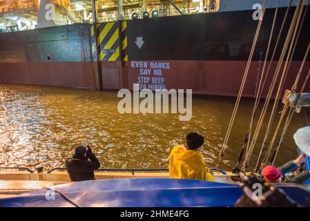 Un diaporama de textes est projeté sur le côté du «Gem caché» pendant la manifestation.la protestation de la rébellion océanique «la mer profonde dit non» Pourquoi la mer profonde? Les fonds marins profonds sont largement inexplorés, de nombreuses zones ont une vie marine unique (environ 10 millions de formes de vie et la plupart sont non découvertes) et de nombreuses zones sont importantes pour la survie de toute la vie océanique. L'exploitation minière en haute mer dans des zones comme la zone de fracture de Clarion Clipperton (zone de fracture de Clarion Clipperton) (Océan Pacifique) détruirait les fonds marins profonds et la vie qui en dépend, détruisant les coraux et les éponges qui ont pris des milliers d'années pour se développer. (Photo par C Banque D'Images