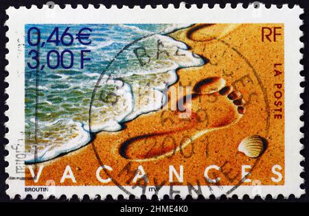 FRANCE - VERS 2001 : un timbre imprimé en France montre le pied dans le sable, vacances, vers 2001 Banque D'Images
