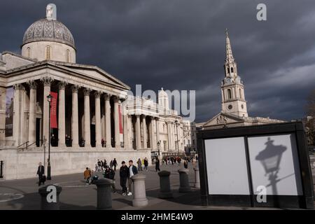 Le ciel sombre s'approche de l'architecture classique de la National Gallery à Trafalgar Square, le 9th février 2022, à Londres, en Angleterre. Banque D'Images