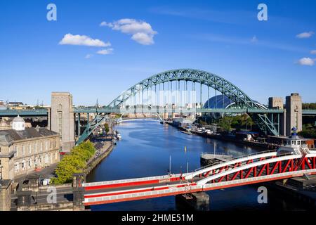 Vue sur les célèbres ponts de Newcastle enjambant la rivière Tyne, avec le bâtiment emblématique de Sage Gateshead en arrière-plan Banque D'Images