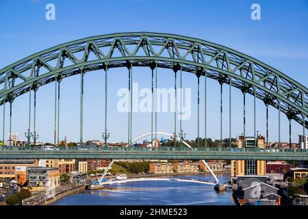 Vue rapprochée du pont Tyne à Newcastle upon Tyne (Angleterre), avec vue sur le pont du Millénaire de Gateshead par une journée ensoleillée Banque D'Images