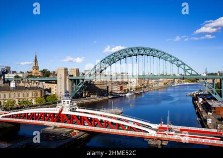 Vue sur le quai de Newcastle avec le pont Swing et le pont Tyne qui enjambe la rivière Tyne Banque D'Images