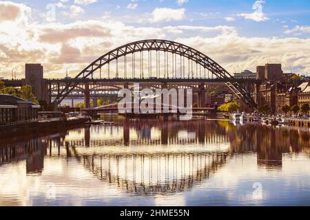 Vue sur les ponts au-dessus de la rivière Tyne à Newcastle et à Gateshead Banque D'Images