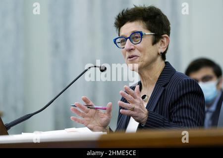 Washington, États-Unis. 09th févr. 2022. Gigi Sohn, qui est le candidat du président Joe Biden à siéger à la Federal Communications Commission (FCC), témoigne lors de son audition de candidature devant le Comité sénatorial du commerce, des sciences et des transports, le mercredi 9 février 2022 à Washington, DC. Photo de piscine par Susan Walsh/UPI crédit: UPI/Alay Live News Banque D'Images