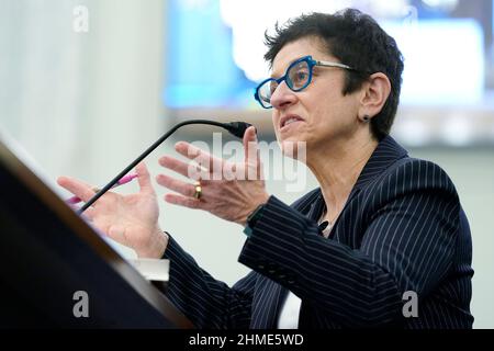 Washington, États-Unis. 09th févr. 2022. Gigi Sohn, qui est le candidat du président Joe Biden à siéger à la Commission fédérale des communications, témoigne devant le Comité sénatorial du commerce, des sciences et des transports, le mercredi 9 février 2022, lors de son audition de candidature à Capitol Hill, à Washington. (Photo par Susan Walsh/Pool/Sipa USA) crédit: SIPA USA/Alay Live News Banque D'Images
