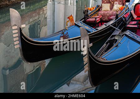 Détails sur l'arc en acier des gondoles vénitiennes amarrées à Venise, Italie. Banque D'Images