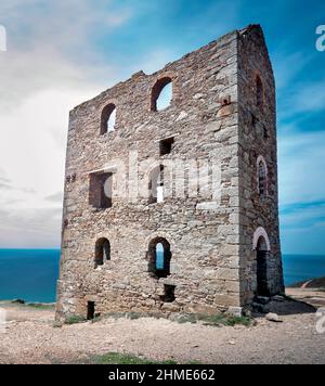 Vieux vestiges historiques en brique et relique de l'industrie minière de l'étain cornish, sur la falaise de la côte nord, a le patrimoine mondial de l'UNESCO status.ruins de t Banque D'Images