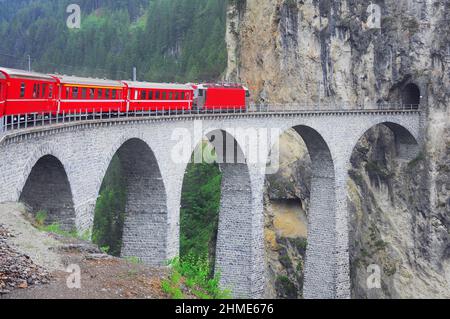 Le train de voyageurs va de Chur à Saint-Moritz sur le viaduc de Landwasser. Banque D'Images