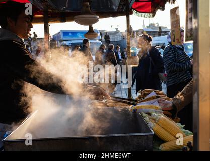 Istanbul, Turquie – 20 novembre 2021 : vendeur de rue vendant Misir, un maïs doux fraîchement bouilli ou grillé sur l'épi parsemé de sel et d'épices Banque D'Images