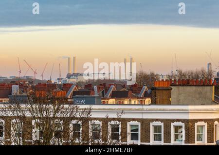 La vapeur s'élève des cheminées reconstruites du développement de la centrale électrique de Battersea. Londres. Photographié de Chelsea. Banque D'Images