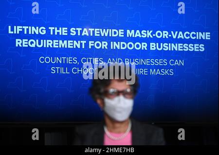 La Dre Mary Bassett, commissaire du ministère de la Santé de l'État de New York, est assise devant un grand écran comme NY Gov. Kathy Hochul annonce la levée des exigences de masque ou de vaccination à l'échelle de l'État pour les entreprises intérieures, New York, NY, 9 février 2022. Gov. Hochul a déclaré qu’elle attendront le retour des enfants des vacances d’hiver avant de prendre la décision de lever les mandats de masque dans les écoles ; les exigences de masque à l’échelle de l’État sont toujours en vigueur dans les établissements correctionnels, les écoles et les centres de garde d’enfants, les refuges pour sans-abri, les autobus, les trains et les centres de transport. (Photo par Anthony Behar/Sipa USA) Banque D'Images
