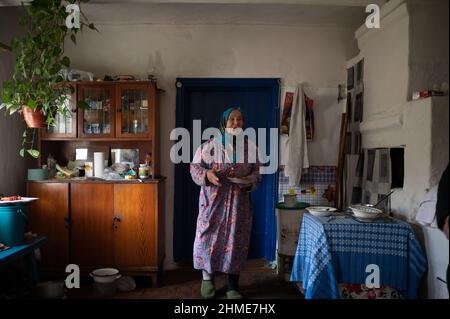 Baba Gania, un colon bien connu, vit dans la zone d'exclusion près de la centrale nucléaire de Tchernobyl depuis de nombreuses années. Banque D'Images