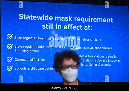 La Dre Mary Bassett, commissaire du ministère de la Santé de l'État de New York, est assise devant un grand écran comme NY Gov. Kathy Hochul annonce la levée des exigences de masque ou de vaccination à l'échelle de l'État pour les entreprises intérieures, New York, NY, 9 février 2022. Gov. Hochul a déclaré qu’elle attendront le retour des enfants des vacances d’hiver avant de prendre la décision de lever les mandats de masque dans les écoles ; les exigences de masque à l’échelle de l’État sont toujours en vigueur dans les établissements correctionnels, les écoles et les centres de garde d’enfants, les refuges pour sans-abri, les autobus, les trains et les centres de transport. (Photo par Anthony Behar/Sipa USA) Banque D'Images