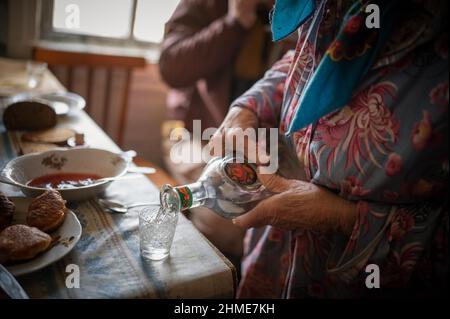 Baba Gania, un colon bien connu, vit dans la zone d'exclusion près de la centrale nucléaire de Tchernobyl depuis de nombreuses années. Banque D'Images