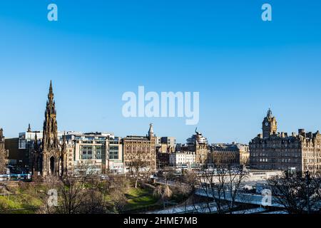 Vue sur Princes Street Gardens avec le monument Scott et l'hôtel Balmoral par temps ensoleillé avec ciel bleu, Édimbourg, Écosse, Royaume-Uni Banque D'Images