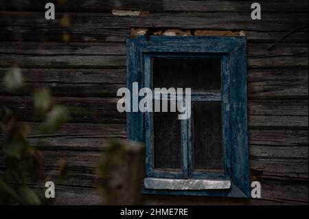 Des maisons abandonnées dans le village de Kupovate, dans la zone d'exclusion près de la centrale nucléaire de Tchernobyl, étaient autrefois habitées par des réinstallations. Banque D'Images