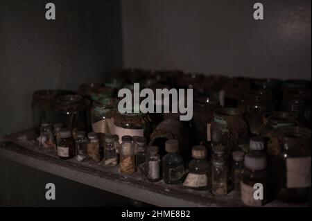 Échantillons de tissus humains et pots de collecte dans la salle d'autopsie de la morgue abandonnée à Pripyat, en Ukraine, près de la centrale nucléaire de Tchernobyl. Banque D'Images