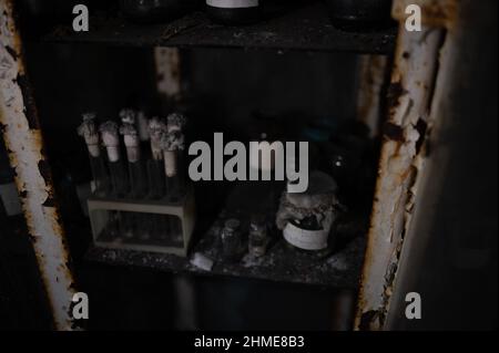 Échantillons de tissus humains et pots de collecte dans la salle d'autopsie de la morgue abandonnée à Pripyat, en Ukraine, près de la centrale nucléaire de Tchernobyl. Banque D'Images