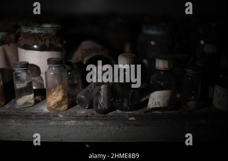 Échantillons de tissus humains et pots de collecte dans la salle d'autopsie de la morgue abandonnée à Pripyat, en Ukraine, près de la centrale nucléaire de Tchernobyl. Banque D'Images