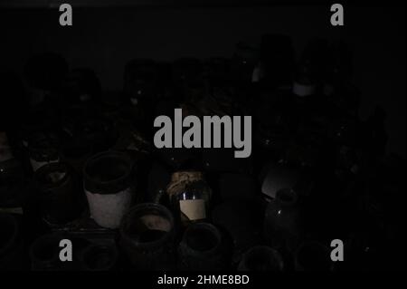 Échantillons de tissus humains et pots de collecte dans la salle d'autopsie de la morgue abandonnée à Pripyat, en Ukraine, près de la centrale nucléaire de Tchernobyl. Banque D'Images