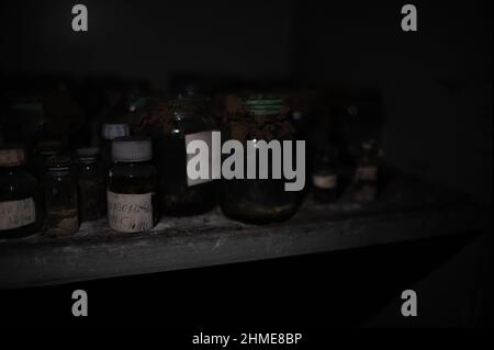 Échantillons de tissus humains et pots de collecte dans la salle d'autopsie de la morgue abandonnée à Pripyat, en Ukraine, près de la centrale nucléaire de Tchernobyl. Banque D'Images