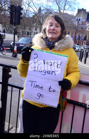 Londres, Royaume-Uni, 9th février 2022. Un manifestant contre le brexit tient un écriteau critique du Premier ministre britannique Boris Johnson et l'appelle à quitter son poste ou à traverser la route depuis la Chambre des communes. Banque D'Images