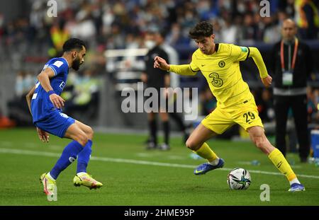 Mohammed Al-Breik d'Al-Hilal (à gauche) et Kai Havertz de Chelsea se disputent le ballon lors de la coupe du monde du club de la FIFA, demi-finale au stade Mohammed Bin Zayed d'Abu Dhabi, aux Émirats arabes Unis. Date de la photo: Mercredi 9 février 2022. Banque D'Images