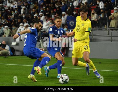 Mohammed Al-Breik d'Al-Hilal (à gauche) et Gustavo Cuellar combattent avec Kai Havertz de Chelsea lors de la coupe du monde du club de la FIFA, demi-finale au stade Mohammed Bin Zayed d'Abu Dhabi, aux Émirats arabes Unis. Date de la photo: Mercredi 9 février 2022. Banque D'Images