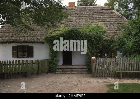 SIERPC, POLOGNE - 25 août 2017 : maison traditionnelle en bois rustique avec un toit de chaume en Pologne. Banque D'Images