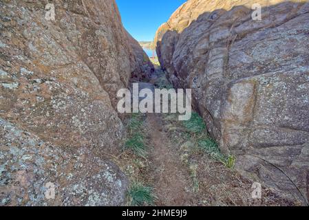 Un chemin étroit entre les murs de Granite qui marque le début du sentier du pont rouge au lac Willow, dans l'Arizona Prescott. Banque D'Images