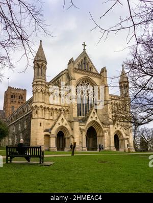 Cathédrale Saint-Albans également connue sous le nom de St. Albans Abbey, St. Albans Hertfordshire UK - vue de face Banque D'Images
