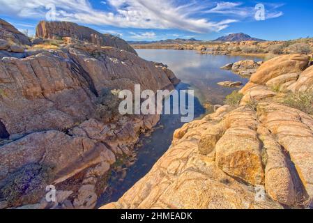 Une petite crique au lac Willow le long de la piste Red Bridge à Prescott, en Arizona. Banque D'Images