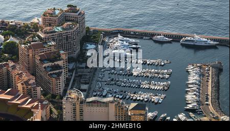 Vue aérienne de la frontière de la Principauté de Monaco et de la France au lever du soleil, port Cap Dail, point de vue à la Turbie le matin, Megayachts, beaucoup de Banque D'Images