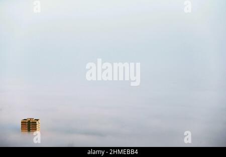 Des appartements et des appartements de haute hauteur sont entourés de nuages bas à Belfast, en Irlande du Nord. Banque D'Images